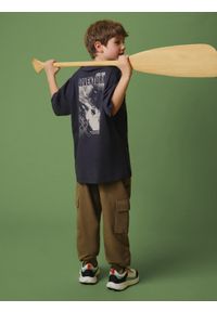 4f - 4F T-shirt loose z nadrukiem chłopięcy - szary 146/152 (10-12 lat). Okazja: na co dzień. Kolor: szary. Materiał: dzianina, bawełna. Wzór: nadruk. Sezon: lato. Styl: casual #1