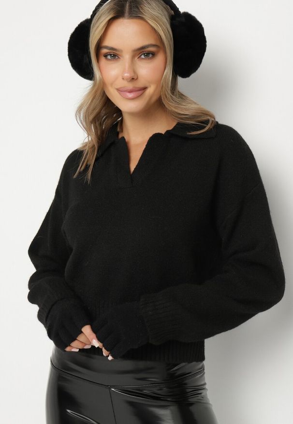 Born2be - Czarny Sweter o Krótkim Kroju z Kołnierzykiem i Dekoltem w Serek Valentarisa. Okazja: na co dzień. Typ kołnierza: dekolt w serek. Kolor: czarny. Materiał: jeans, bawełna. Długość: krótkie. Styl: klasyczny, elegancki, casual