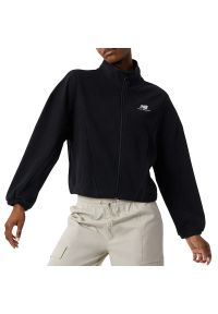 Bluza New Balance WJ23500BK - czarna. Typ kołnierza: golf. Kolor: czarny. Materiał: bawełna, tkanina, dzianina. Styl: klasyczny, sportowy. Sport: golf