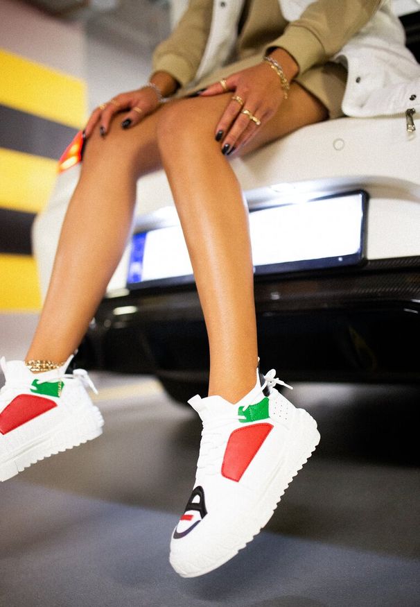 Renee - Białe Sneakersy Agathime. Wysokość cholewki: przed kostkę. Nosek buta: okrągły. Zapięcie: bez zapięcia. Kolor: biały. Materiał: materiał. Szerokość cholewki: normalna. Wzór: aplikacja, geometria, kolorowy