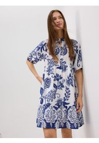 Reserved - Wzorzysta sukienka - niebieski. Kolor: niebieski. Materiał: bawełna, tkanina #1