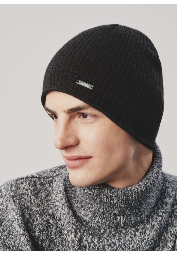 Ochnik - Klasyczna czarna czapka zimowa męska. Kolor: czarny. Materiał: akryl. Sezon: zima. Styl: klasyczny