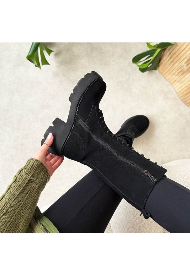 Czarne wysokie skórzane botki damskie na traperze T.Sokolski 197. Okazja: na co dzień. Nosek buta: okrągły. Zapięcie: sznurówki. Kolor: czarny. Szerokość cholewki: normalna. Materiał: zamsz, skóra. Sezon: zima, jesień. Obcas: na platformie. Styl: elegancki, casual, rockowy, klasyczny