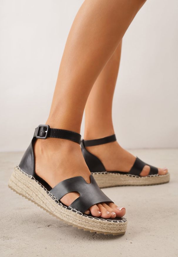 Renee - Czarne Sandały VICES na Platformie z Plecionką i Wycięciami Helimis. Zapięcie: sprzączka. Kolor: czarny. Materiał: koronka. Wzór: koronka. Sezon: lato. Obcas: na platformie