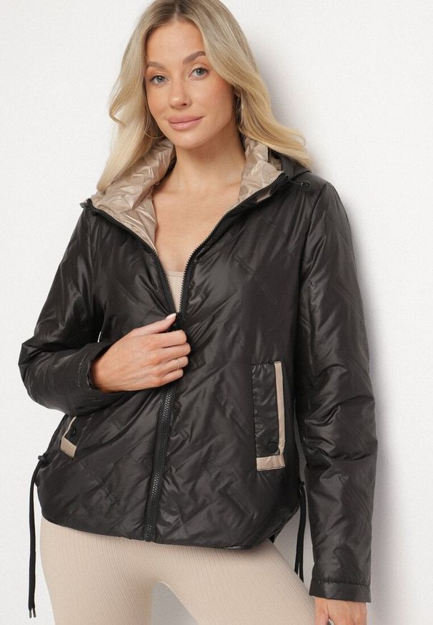 Born2be - Czarna Kurtka Pikowana z Odpinanym Kapturem i Ściągaczami po Bokach Nusarianis. Okazja: na spacer, na co dzień. Kolor: czarny. Materiał: jeans. Długość rękawa: długi rękaw. Długość: długie. Styl: casual, elegancki