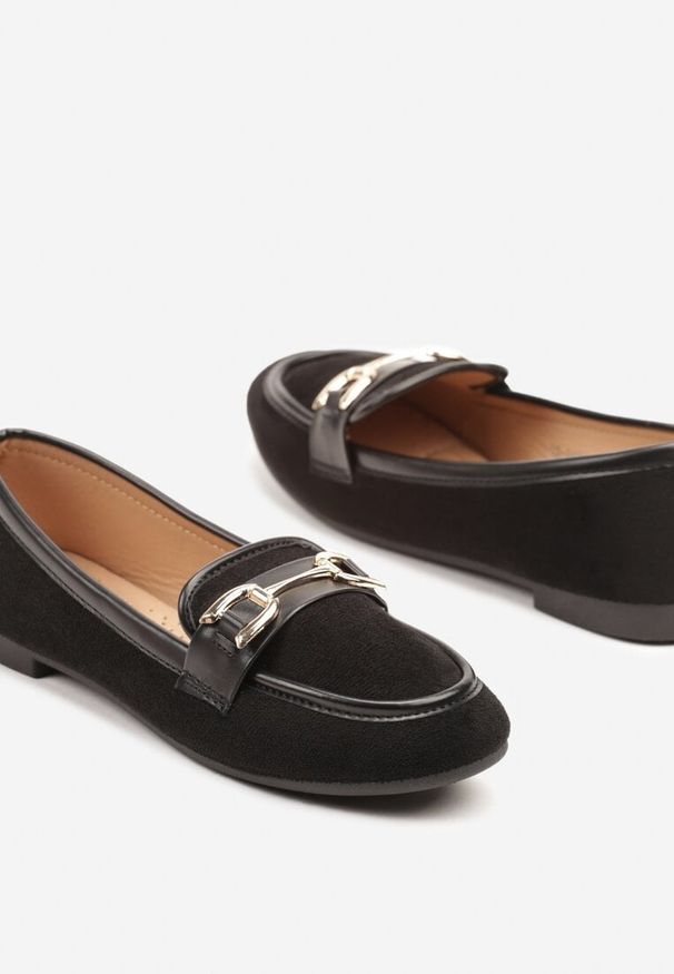 Born2be - Czarne Mokasyny z Imitacji Zamszu Zdobione Elegancką Klamerką Nusathia. Okazja: na spacer. Nosek buta: okrągły. Kolor: czarny. Materiał: zamsz. Wzór: aplikacja. Obcas: na obcasie. Styl: elegancki. Wysokość obcasa: niski