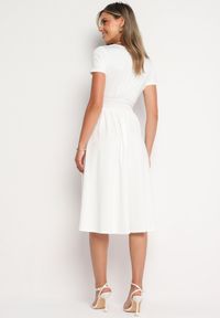 Born2be - Biała Taliowana Sukienka z Dekoltem na Zakładkę Quimadea. Okazja: na spotkanie biznesowe. Kolor: biały. Materiał: materiał. Wzór: aplikacja. Styl: elegancki, biznesowy #7