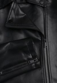 Renee - Czarna Taliowana Kurtka Ramoneska z Suwakami na Mankietach Leanelora. Kolor: czarny. Materiał: poliester, skóra, koronka #2