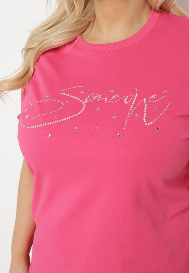 Born2be - Różowy Bawełniany T-shirt z Ozdobnym Napisem i Cyrkoniami Olisandra. Okazja: na co dzień. Kolekcja: plus size. Kolor: różowy. Materiał: bawełna. Wzór: napisy. Styl: klasyczny, casual