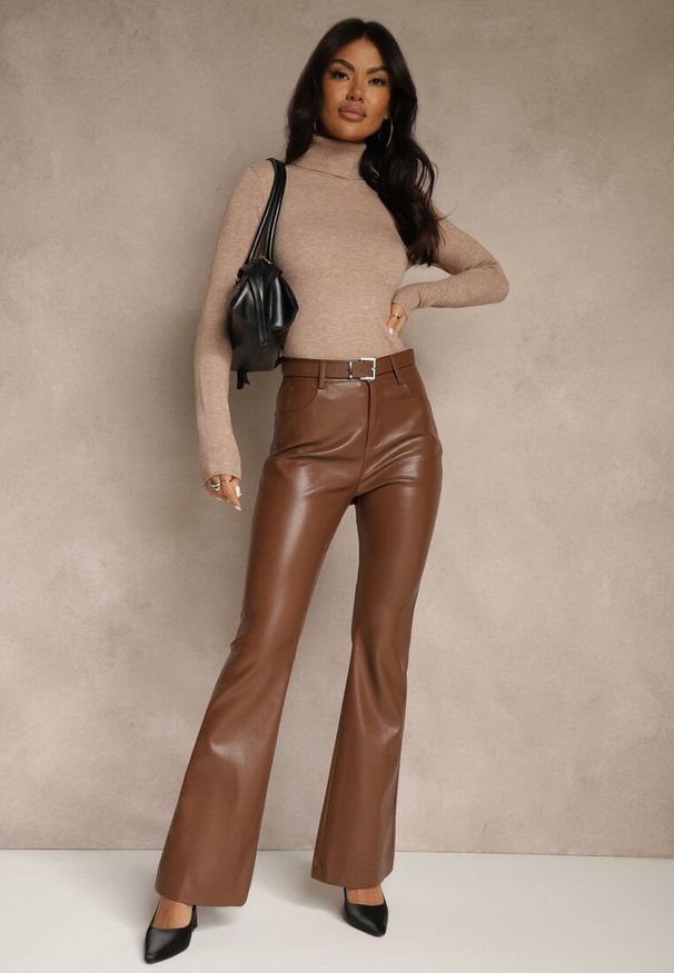 Renee - Beżowy Golf z Bawełną w Klasycznym Stylu Reiredia. Typ kołnierza: golf. Kolor: beżowy. Materiał: bawełna. Styl: klasyczny