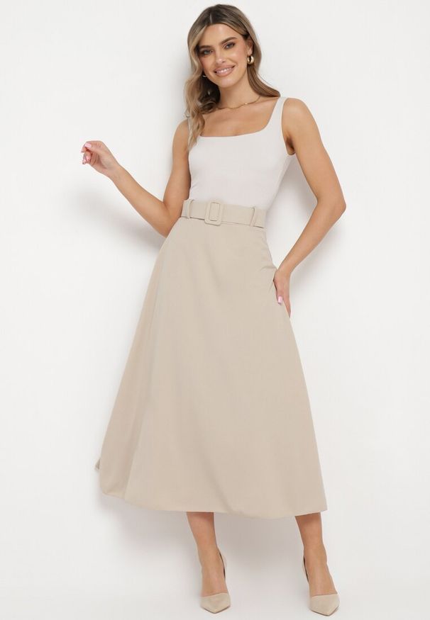 Born2be - Jasnobeżowa Gładka Spódnica Maxi z Gumką w Pasie i Klamrą Orirsa. Kolor: beżowy. Wzór: gładki. Styl: elegancki