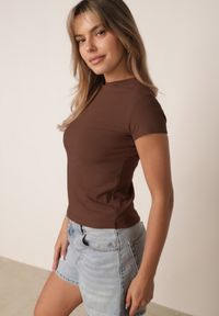 Born2be - Brązowy Gładki T-shirt z Wiskozy ze Stójką w Minimalistycznym Stylu Deleus. Okazja: na co dzień. Typ kołnierza: kołnierzyk stójkowy. Kolor: brązowy. Długość: krótkie. Wzór: gładki. Materiał: wiskoza. Długość rękawa: krótki rękaw. Sezon: zima. Styl: casual, elegancki #2