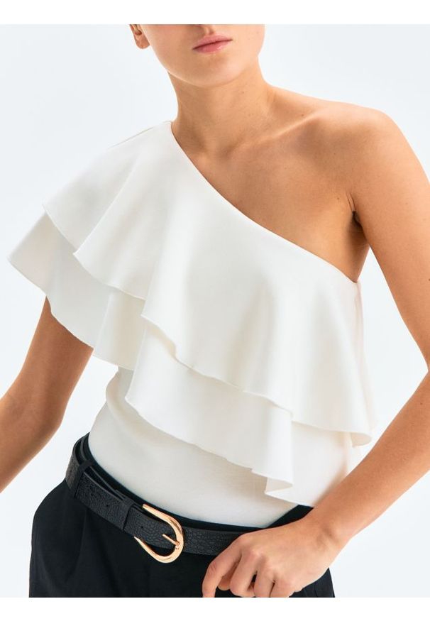 Sinsay - Body na jedno ramię z falbanami i domieszką wiskozy - kremowy. Kolor: kremowy. Materiał: wiskoza