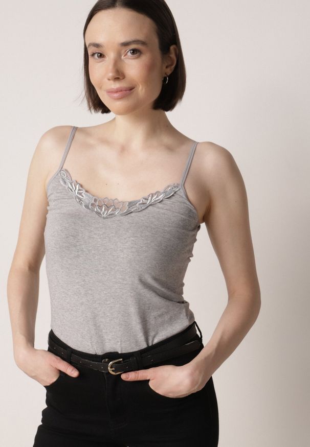 Born2be - Ciemnoszary Bawełniany Top na Ramiączkach z Ozdobną Koronką przy Dekolcie Berlisa. Okazja: na co dzień, na spotkanie biznesowe. Kolor: szary. Materiał: bawełna, koronka. Długość rękawa: na ramiączkach. Wzór: koronka. Styl: casual, biznesowy, elegancki