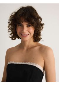 Reserved - Gorset z kontrastową koronką - czarny. Typ kołnierza: dekolt gorset. Kolor: czarny. Materiał: koronka. Wzór: koronka #1