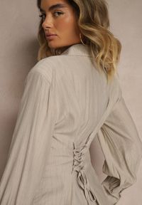 Renee - Ciemnobeżowa Koszula z Usztywnioną Linią Ramion i Wiązaniem Meroniela. Okazja: na spotkanie biznesowe, na co dzień. Kolor: beżowy. Materiał: jeans. Styl: biznesowy, elegancki, casual