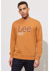 Lee - LEE SEASONAL LOGO CREW SWS MĘSKA BLUZA NADRUK CARAMEL L84QTJ99. Wzór: nadruk