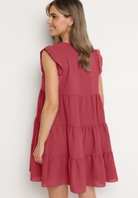 Born2be - Ciemnoróżowa Rozkloszowana Sukienka z Falbankami Zapinana przy Szyi Rettesa. Okazja: na co dzień. Typ kołnierza: kołnierz z falbankami. Kolor: różowy. Materiał: wiskoza, tkanina. Sezon: lato. Styl: casual, elegancki #6