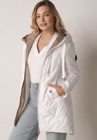 Born2be - Biała Pikowana Kurtka Przejściowa Parka z Kapturem o Długim Kroju z Ozdobą Isaline. Okazja: na co dzień. Typ kołnierza: kaptur. Kolor: biały. Materiał: poliester, dresówka. Długość: długie. Wzór: aplikacja. Styl: casual, klasyczny #1