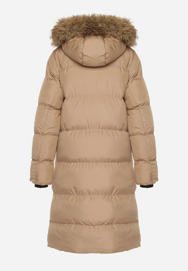 Born2be - Ciemnobeżowa Pikowana Kurtka z Kapturem z Futrem i Ozdobnymi Taśmami Lendria. Okazja: na spacer. Typ kołnierza: kaptur. Kolor: beżowy. Materiał: futro