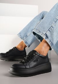 Born2be - Czarne Sneakersy na Grubej Podeszwie ze Skóry Naturalnej z Trójkątną Ozdobą Dollassea. Okazja: na co dzień. Kolor: czarny. Materiał: skóra. Wzór: aplikacja