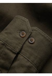 Ombre Clothing - Koszula męska bawełniana REGULAR FIT z kieszeniami zapinanymi na guziki - oliwkowa V4 OM-SHCS-0146 - XXL. Kolor: oliwkowy. Materiał: bawełna. Długość rękawa: długi rękaw. Długość: długie. Wzór: aplikacja #8