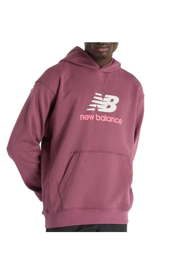 Bluza męska New Balance MT51512FDP - różowa. Kolor: różowy. Materiał: dresówka, bawełna. Wzór: aplikacja. Styl: klasyczny