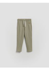 Reserved - Prążkowane legginsy - oliwkowy. Kolor: oliwkowy. Materiał: prążkowany