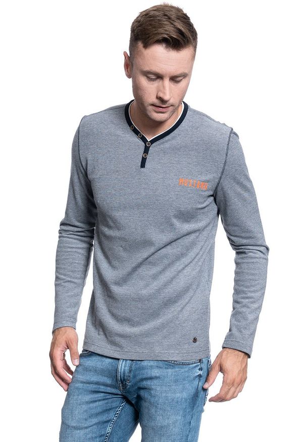 Mustang - MĘSKI LONGSLEEVE MUSTANG ADRIAN V HENLEY 1008969 5323. Typ kołnierza: typu henley. Długość rękawa: długi rękaw