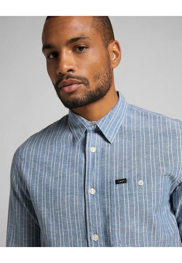 Lee - MĘSKA KOSZULA MATERIAŁOWA LEE ONE POCKET SHIRT WASHED BLUE L66NQALR 112116600. Materiał: materiał