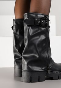 Renee - Czarne Botki Biker Boots z Cholewką Imitującą Nogawkę z Klamerką Veresta. Kolor: czarny. Materiał: koronka. Szerokość cholewki: normalna. Wzór: aplikacja #6