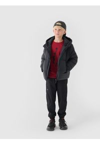 4f - 4F Kurtka puchowa z wypełnieniem syntetycznym chłopięca - czarna 128 (7-8 lat). Okazja: na co dzień. Typ kołnierza: kaptur. Kolor: czarny. Materiał: syntetyk, puch. Długość: długie. Wzór: gładki. Sezon: lato. Styl: klasyczny, casual, sportowy #1