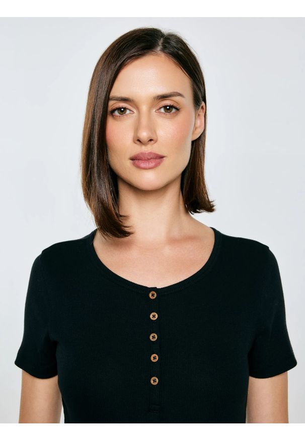 Big-Star - Koszulka damska w prążek z ozdobnymi guzikami czarna Werta 906. Kolor: czarny. Materiał: dzianina, prążkowany, skóra. Wzór: prążki. Styl: elegancki