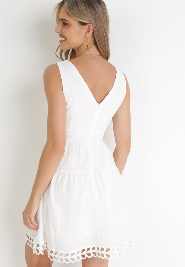 Born2be - Biała Taliowana Sukienka Mini z Ozdobną Koronką Veronisa. Okazja: na co dzień, na spacer. Kolor: biały. Materiał: koronka. Wzór: koronka. Styl: wakacyjny, casual. Długość: mini