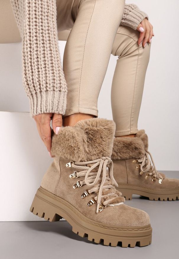 Born2be - Ciemnobeżowe Traperki na Tłoczonej Podeszwie Ozdobione Futerkiem Taiva. Okazja: na co dzień. Kolor: beżowy. Materiał: futro. Wzór: aplikacja. Obcas: na płaskiej podeszwie. Styl: casual