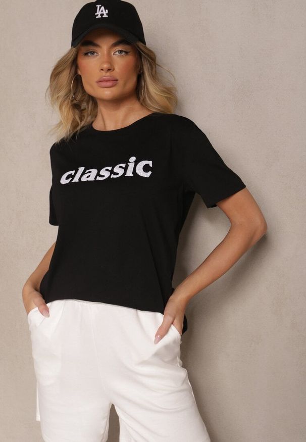 Renee - Czarny Bawełniany T-shirt Zdobiony Napisem z Cyrkonii Deleire. Okazja: na co dzień. Kolor: czarny. Materiał: bawełna. Wzór: napisy, aplikacja. Styl: klasyczny, elegancki, casual