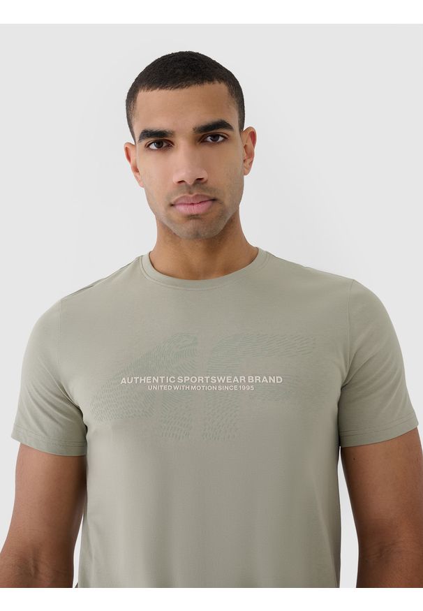 4f - 4F T-shirt regular z nadrukiem męski - khaki XL. Okazja: na co dzień. Kolor: brązowy, wielokolorowy, oliwkowy. Materiał: bawełna, jersey, dzianina. Długość rękawa: krótki rękaw. Długość: krótkie. Wzór: nadruk. Styl: klasyczny, sportowy, casual