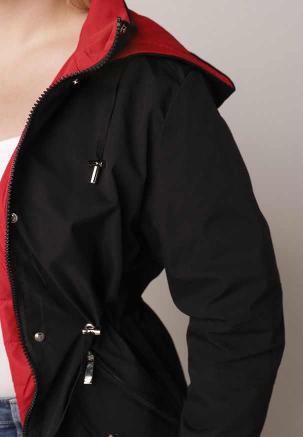 Born2be - Czarno-Czerwona Dwustronna Kurtka Przejściowa w Stylu Parki z Kapturem Tidala. Okazja: na co dzień. Typ kołnierza: kaptur. Kolekcja: plus size. Kolor: czarny. Materiał: jeans, materiał, poliester. Wzór: aplikacja. Styl: casual, klasyczny