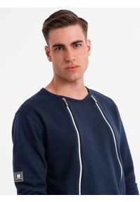Ombre Clothing - Bluza męska z ozdobnymi zamkami z przodu – granatowa V2 - Rozmiar: M. Okazja: na co dzień. Kolor: niebieski. Materiał: dresówka, poliester, bawełna. Wzór: aplikacja. Styl: casual #7