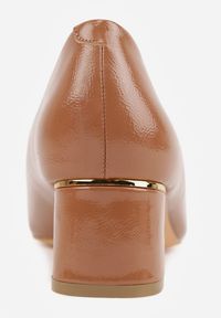 Renee - Ciemnobeżowe Czółenka Vices na Słupku z Wkładką ze Skóry Naturalnej i Klamrą Apanelle. Okazja: na spotkanie biznesowe. Zapięcie: klamry. Kolor: beżowy. Materiał: skóra. Obcas: na słupku. Styl: biznesowy, elegancki. Wysokość obcasa: średni #2