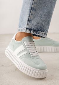Renee - Zielone Sneakersy na Tłoczonej Platformie Ozdobione Dwoma Paskami Hesaia. Okazja: na co dzień. Zapięcie: pasek. Kolor: zielony. Materiał: jeans. Wzór: aplikacja. Obcas: na platformie #3