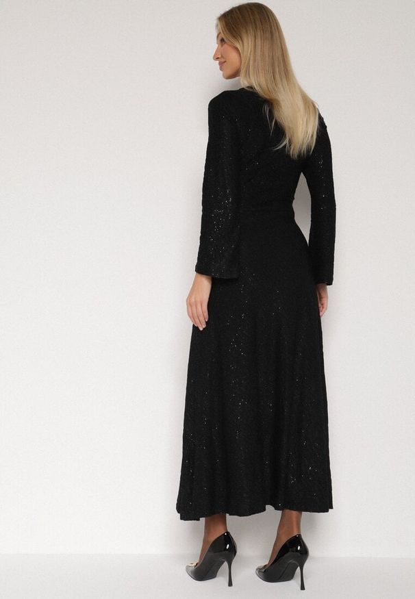 Born2be - Czarna Brokatowa Sukienka w Zebrę o Rozkloszowanym Kroju z Długim Rękawem Mevenna. Okazja: na co dzień. Kolor: czarny. Długość rękawa: długi rękaw. Wzór: motyw zwierzęcy. Typ sukienki: proste. Styl: casual, elegancki