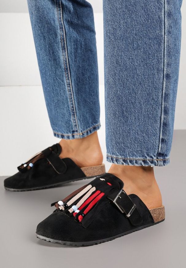 Renee - Czarne Klapki Mule z Oryginalnym Zdobieniem z Frędzlami Beladde. Okazja: na plażę. Kolor: czarny. Materiał: jeans, len. Wzór: aplikacja. Styl: boho