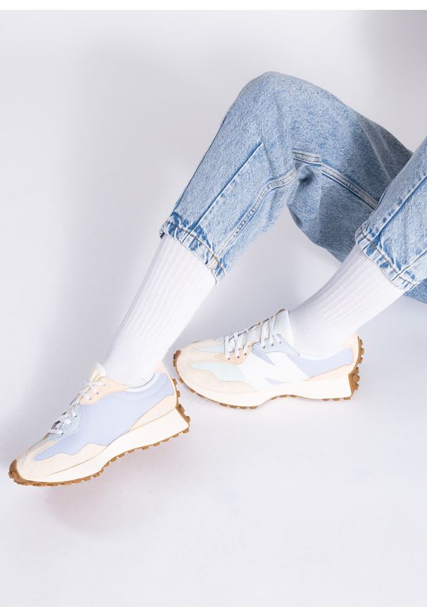 Sneakersy damskie kolorowe New Balance WS327PAB. Okazja: na co dzień. Materiał: zamsz, skóra, guma. Szerokość cholewki: normalna. Wzór: kolorowy