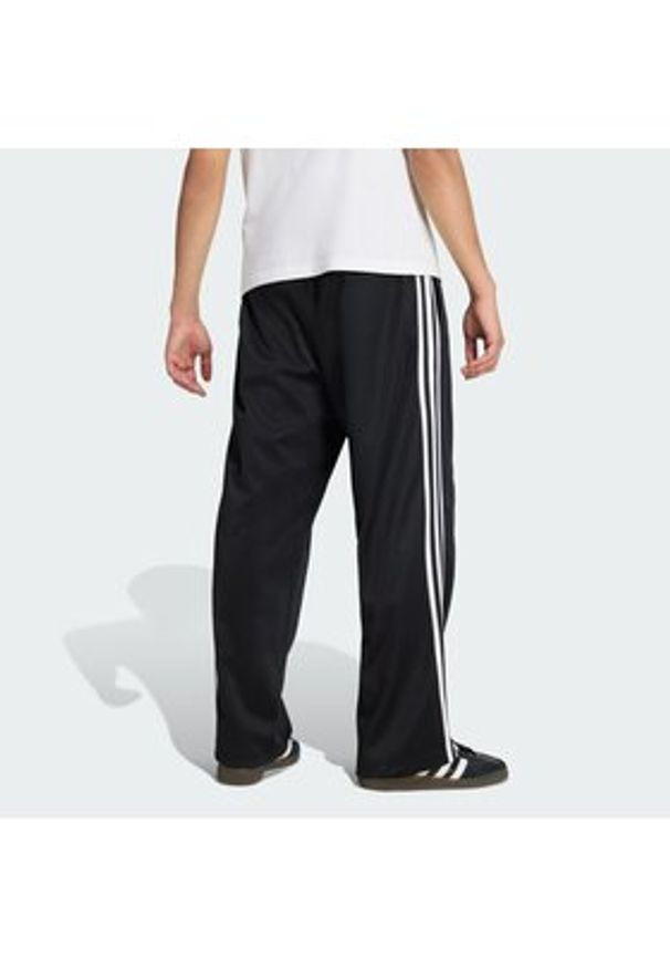 Adidas - adidas Spodnie dresowe adicolor KE3501 Czarny Loose Fit. Kolor: czarny. Materiał: bawełna