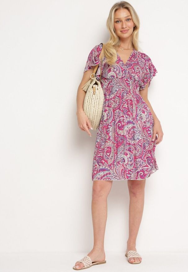 Born2be - Fuksjowa Wiskozowa Sukienka Rozkloszowana z Kopertowym Dekoltem i Gumką w Pasie Fasemia. Okazja: na co dzień, na randkę. Typ kołnierza: dekolt w serek. Kolor: różowy. Materiał: wiskoza. Wzór: paisley. Sezon: lato. Typ sukienki: kopertowe. Styl: casual