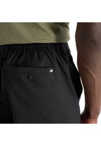 Spodnie męskie New Balance MP43554BK – czarne. Kolor: czarny. Materiał: bawełna, materiał, nylon. Wzór: aplikacja #3