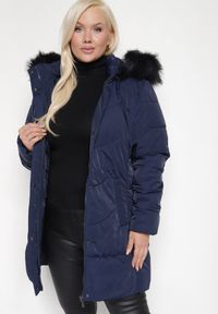 Born2be - Granatowa Pikowana Kurtka z Odpinanym Kapturem Podszyta Futrem Jackitana. Okazja: do pracy. Kolekcja: plus size. Kolor: niebieski. Materiał: futro. Styl: elegancki #6