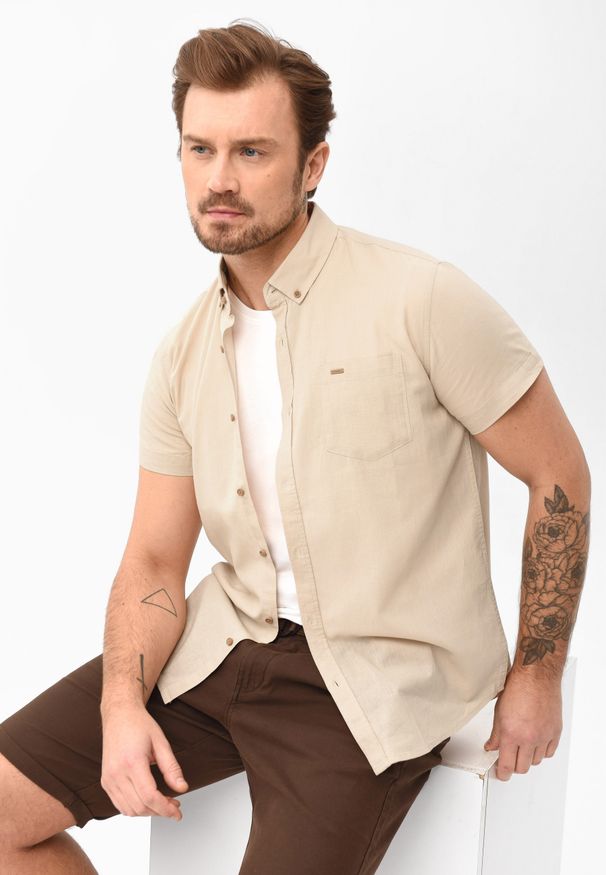 Volcano - Koszula z lnem, Regular Fit, C-LIN. Typ kołnierza: button down. Kolor: beżowy. Materiał: len. Długość rękawa: krótki rękaw. Długość: krótkie