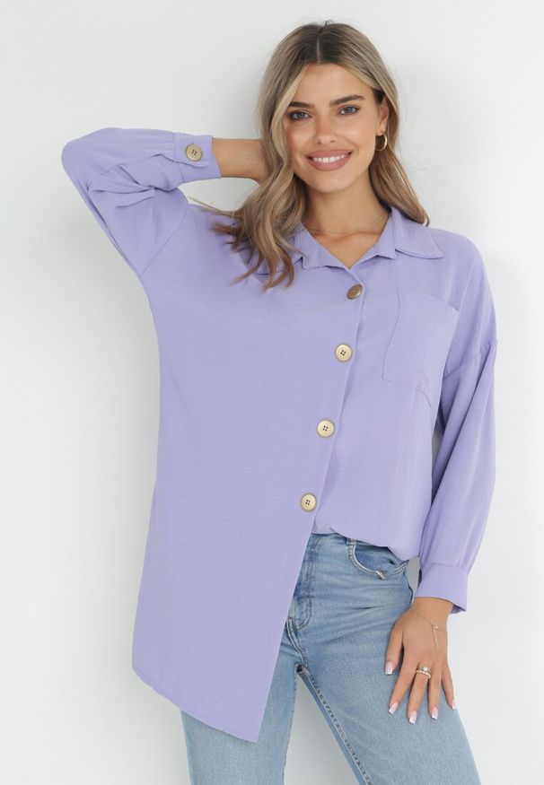 Born2be - Fioletowa Długa Koszula z Rozcięciami po Bokach i Naszytą Kieszonką Hypallia. Okazja: na co dzień. Typ kołnierza: kołnierzyk klasyczny. Kolor: fioletowy. Długość: długie. Wzór: aplikacja. Materiał: tkanina. Długość rękawa: długi rękaw. Sezon: wiosna, jesień. Styl: casual, klasyczny, elegancki